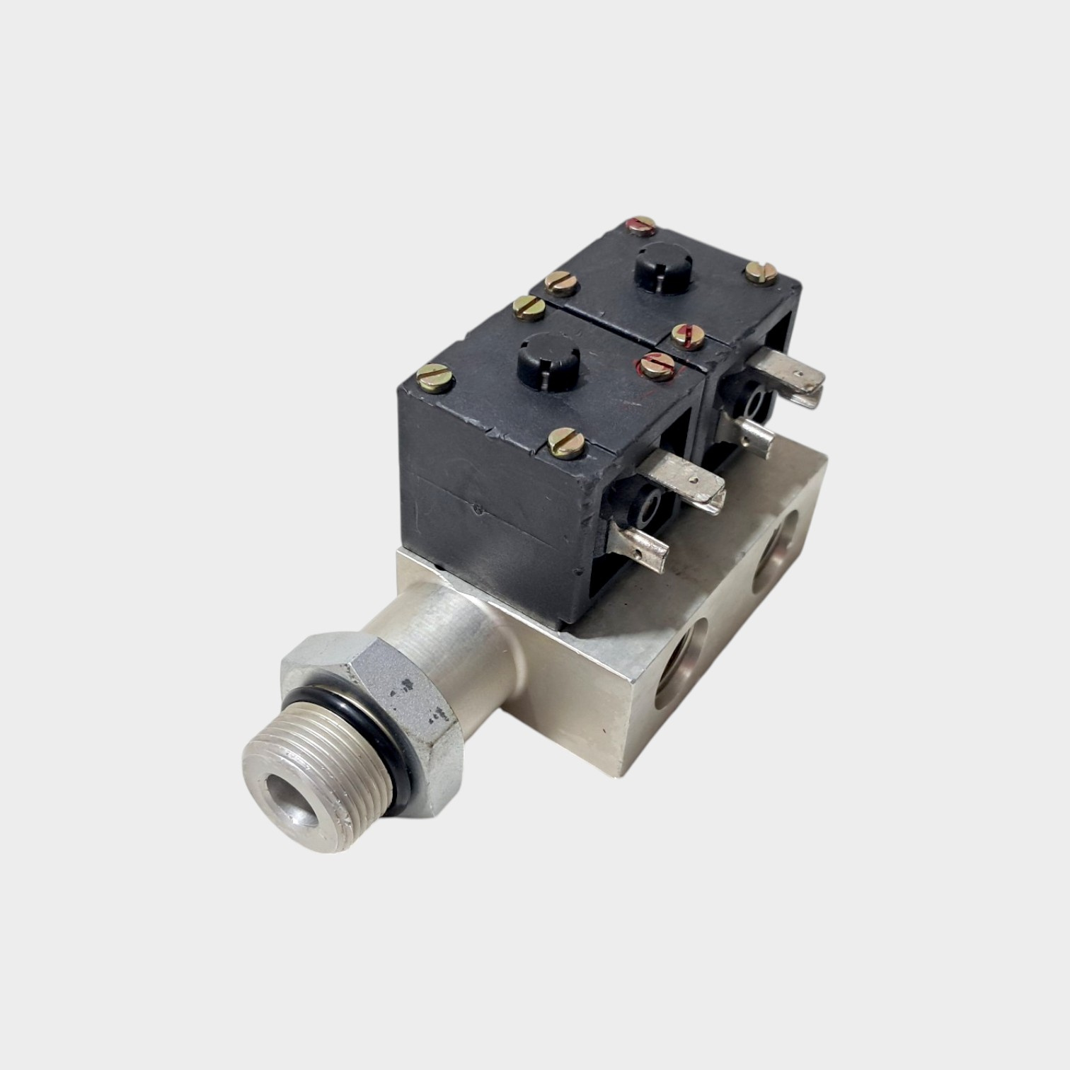 VÁLVULA SOLENOIDE 24V SISTEMA KNORR MERCEDES-BENZ - A0004204971 - PARKER